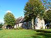 Westerhornerweg 6 -  kop-hals-rompboerderij op verhoging in landschap en met omgrachting. Kop van woongedeelte mogelijk oorspronkelijk uit eerste helft 16e eeuw. 