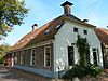 Niehove - Kerkstraat 2 - Ds J Wiegersweg 2 - deels huis barbier -  Pand met laag schilddak op de hoek van de Ds J Wiegersweg 2 en Kerkpad 2 in Niehove. Vroeger vormde een deel hiervan het huis van de barbier. 
