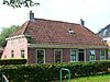 Pand onder boven de zijgevels afgewolfd zadeldak evenwijdig aan de voorgevel