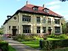 Zuidhorn - Hoofdstraat 45-47 -  Voormalig belastingkantoor aan de Hoofdstraat 45, 45a en 47 (huisnummers anno 2010) van Zuidhorn. Aan linkerzijde bevond zich de inspecteurswoning en aan rechterzijde een rentmeesterswoning (beiden symetrisch aangebouwd). Gebouwd in 1919 in interbellum-architectuur in opdracht van de rijksgebouwendienst naar een ontwerp van Klaas Siekman. Het werd verbouwd in 1956 (aanbouw dakkapel achterzijde) en 1958 (aanbouw berging). Sinds 1976 zetelt de belastingdienst niet meer in het gebouw. 