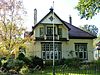 Zuidhorn - De Gast 34 -  Villa met aangebouwde bijkeuken aan De Gast 34 in Zuidhorn uit 1914 in overgangstijl met Art Nouveau-elementen naar een ontwerp van Antonius Theodorus van Elmpt. Fraai ensemble met het huis op nummer 36.