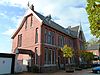 Zuidhorn - postkantoor - links -  Voormalig postkantoor met ingebouwde dienstwoning aan de Hoofdstraat 30 van Zuidhorn. Gebouwd tussen 1907 en 1908 door aannemer J. Wolrick uit Hoogezand naar een ontwerp van rijksbouwmeester Cornelis Peters in de zogenoemde 'postkantorengothiek'. In 1978 uitgebreid aan achterzijde (valt buiten bescherming). In de linker zijgevel zijn in 1983 een paar nieuwe vensters geplaatst. In 1990 werd aan voorzijde een invalidenopgang geplaatst en werd het interieur gemoderniseerd. Ergens begin 21e eeuw w…