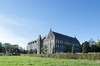 Voor- en zijgevel van klooster