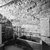 Interieur kelder, pekelbak en dubbele vleeshaken - Terziet - 20323840 - RCE -  Interieur kelder, pekelbak en dubbele vleeshaken 