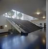Interieur, overzicht trappartij in de centrale hal - Heerlen - 20343643 - RCE -  Stadhuis: Interieur, overzicht trappartij in de centrale hal (opmerking: Gefotografeerd voor het Monumenten boek, Karel Loeff, bladzijde 173) 