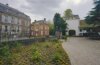 Overzicht van de voorgevel van het herenhuizen, bestaande uit twee losstaande gebouwen, rechts de poortdoorgang naar de voorburcht