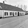 Huis met van een tandlijst voorziene voorgevel. Onder een zadeldak in het verlengde van nr 43