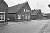 Huis met aan de voorzijde een topgevel met vlechtingen. Vensters gewijzigd