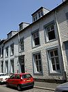 Huis met zeer brede lijstgevel.