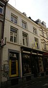 Huis met lijstgevel.