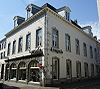 Hoekhuis met brede lijstgevels.