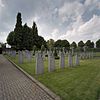Overzicht grafvelden, links en rechts van het middenpad op de begraafplaats - Maastricht - 20353918 - RCE -  Trichter College: Overzicht grafvelden, links en rechts van het middenpad op de begraafplaats 