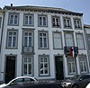 Huis met een lijstgevel in de trant van de voorgevel van nr 9 doch met een latere tweede verdieping.
