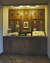 Interrieur kapel, verdieping, hal met vitrine, voormalig paramentenkast, frontaal gezien - Maastricht - 20335388 - RCE -  Drukkerijmuseum: Interrieur kapel, verdieping, hal met vitrine, voormalig paramentenkast, frontaal gezien 