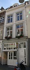 Huis met lijstgevel.