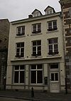Huis met eenvoudige lijstgevel.