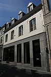 Huis met voorgevel eindigend in een Maaslands hoofdgestel met consoles.