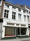 Huis met lijstgevel.