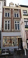 Huis met lijstgevel, voorzien van een mezzanino.