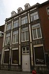 Huis met lijstgevel.