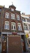Huis met gevel, in de trant der zgn. Maaslandse renaissance, eindigend in een hoofdgestel met consoles.