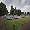 Overzicht grafvelden, links en rechts van het middenpad op de begraafplaats - Maastricht - 20353917 - RCE -  Trichter College: Overzicht grafvelden, links en rechts van het middenpad op de begraafplaats 