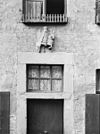 Huis met in de brede lijstgevel, segmentboogvensters en een ingangsomlijsting met bovenlicht van Naamse steen. Gevelsteen met ruiter en 1665.