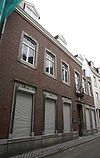 Huis met brede lijstgevel.