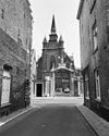 53, exterieur - Maastricht - 20149956 - RCE -  Maastricht: Zicht vanuit de Abtstraat op de poort van het grotendeels gesloopte Huis Vilain XIIII met daarachter de voormalige Jezuitenkerk (1868-1976), eertijds onderdeel van het nog bestaande Canisianum (JezuÃ¯etenklooster). 