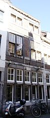 Huis met lijstgeveltje met jaartalstenen 17 09.