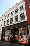Huis met brede lijstgevel.