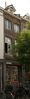 Huis met smalle lijstgevel.