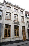 Huis met lijstgevel Gevelsteen met zeilschip ANNO AU BATAUK 1773.