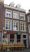 Huis met drie kruiskozijnen van Naamse steen in de gevel aan de Ruiterstraat.