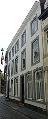 Huis met lijstgevel, onder een dak met nummer 28.