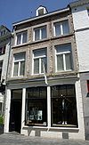 Huis met lijstgevel, voorzien van hardstenen omramingen.