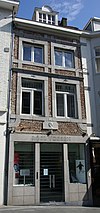 Huisje met lijstgevel.