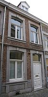 Huis met brede lijstgevel.