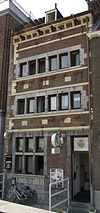 Huis, met trapgevels opzij en een voorgevel in de trant der zgn. Maaslandse renaissance.