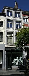 Huis met smalle lijstgevel.