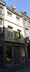 Huis met gepleisterde lijstgevel.