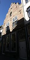 Huis, waarvan het zadeldak aan voor- en achterzijde is afgesloten door topgevels in de trant der zgn. Maaslandse renaissance.