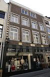 Huis met lijstgevel. Hoekblokken en gevelstenen ANNO en 1738, een kruik en IN DEN KULSCHEN POT.
