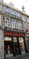 Huis met lijstgevel van drie traveeën.