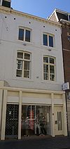 Huis met lijstgevel.
