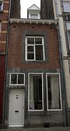 Huis met lijstgevel.