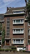 In zakelijk expressionistische stijl gebouwde praktijkwoning, in opdracht van de CoöperatieveBouwvereniging 