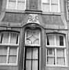 Huis met lijstgevel. Boven de ingang een steen met molenijzer tussen twee gekruiste takken en 17. IN.T.MOLEN.YSER.67.