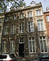 Huis met brede lijstgevel.