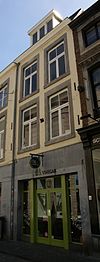 Huis met lijstgevel.